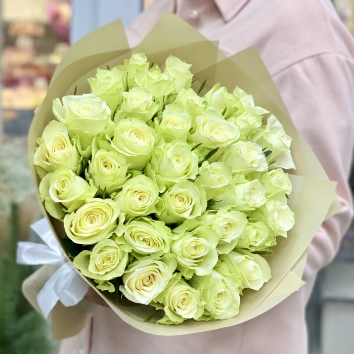 35 белых роз Атена